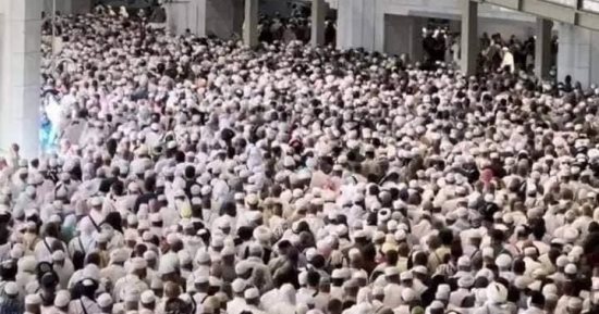 بدموع الفرح.. مئات الآلف من الحجاج يؤدون طواف القدوم بالمسجد الحرام (صور)