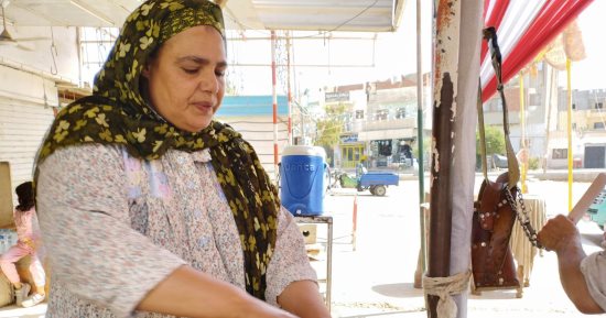 ست بـ100 راجل.. قصة كفاح الحاجة "منى" عاشقة الجزارة.. 37 عاما فى السلخانات وسط الجزارين والذبائح.. أول سيدة تمارس المهنة بالشرقية.. ساهمت فى زواج أشقائها وتربية أبنائهم.. وهذه نصائحها لشراء لحمة العيد.. صور