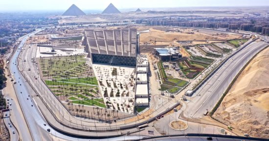 البدء في وضع القطع الأثرية داخل فتارين العرض بالقاعات الرئيسية بالمتحف الكبير