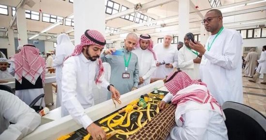 ضيوف برنامج خادم الحرمين الشريفين يزورون "مجمع الملك عبد العزيز لكسوة الكعبة"
