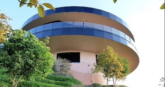 عرض قصر يدور حول نفسه لمدة 33 دقيقة بأمريكا للبيع بـ5.3 مليون دولار.. فيديو