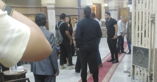 صفاء أبو السعود ودرة وعمرو سلامة أول الحضور فى عزاء والد أروى جودة 