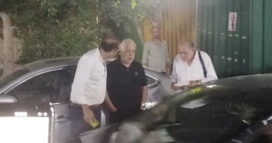 أشرف زكى وإيهاب فهمى يحضران عزاء والدة محمد السعدنى