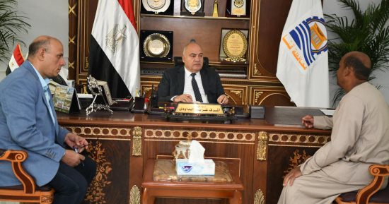 محافظ قنا يستقبل مواطنين بمكتبه لبحث شكواهم