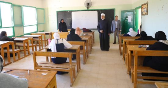 وكيل الأزهر يتفقد لجان الشهادة الثانوية الأزهرية للقسم العلمي في مادة الكيمياء