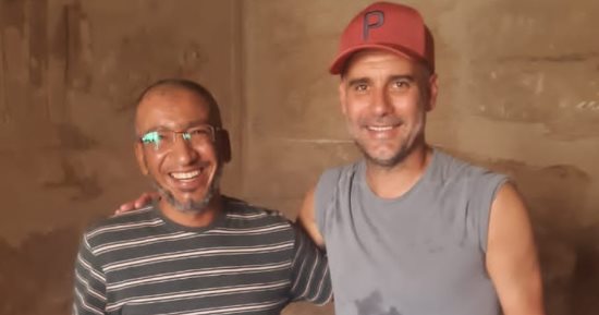 مدير معابد الكرنك وكبير العمال يلتقطان صورا تذكارية مع بيب جوارديولا بالأقصر 