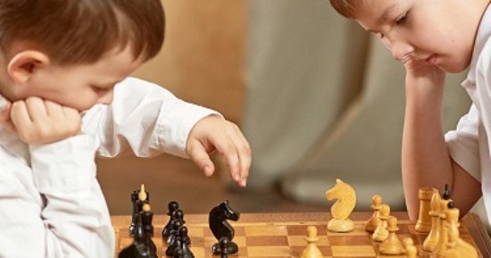 مهارات يمكن تعليمها لطفلك فى الصيف لو ما بيحبش الرياضة.. منها لعب الشطرنج
