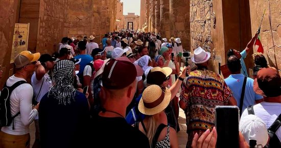 صورة اليوم.. إقبال كبير على معابد الكرنك فى موسم سياحي مميز بالأقصر