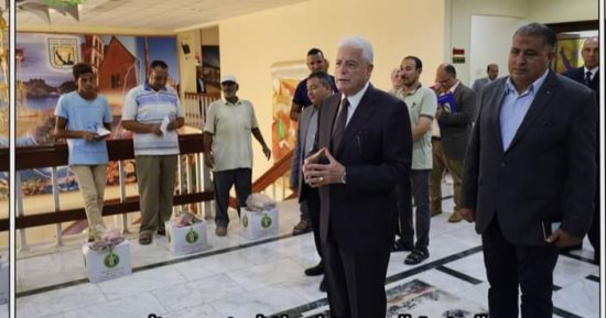 محافظ جنوب سيناء يلتقي العمالة المؤقتة ويهديهم مواد غذائية ومكافأة تحفيزية