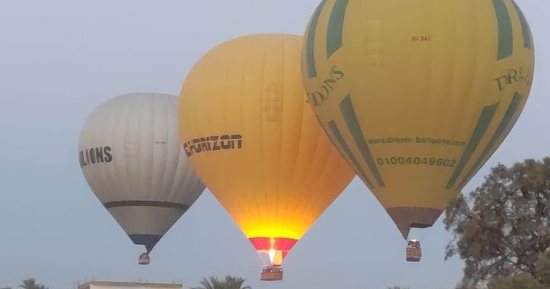 بيب جوارديولا وأسرته يستمتعون برحلات البالون الطائر فى الأقصر.. صور
