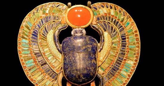 تمائم الحظ حول العالم.. منها الجعران الأسود في مصر القديمة والضفدع في الصين