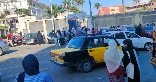 توافد طلاب الثانوية العامة بالإسكندرية لأداء امتحان مادتى الكيمياء والجغرافيا
