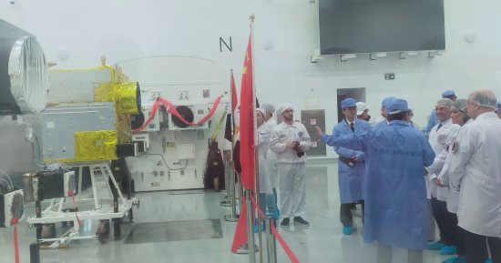 وكالة الفضاء تتسلم النموذج الكهربائى والميكانيكى للقمر الصناعى مصر سات 2