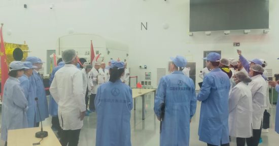 وزيرة التعاون الدولى تشهد تسلم مصر النموذج الكهربي للقمر الصناعي مصر سات 2