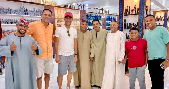 جوارديولا يختتم زيارته للأقصر بجولة فى مصنع "ألباستر" لشراء الهدايا لأسرته