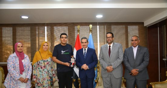 محافظ الغربية يكرم طالبا لاختياره أفضل الطلاب لتمثيل مصر فى مايكروسوفت
