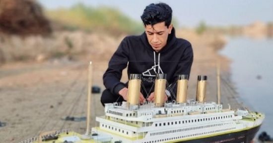 شاب يبدع في تصميم نموذج مصغر للسفينة تيتانيك ويؤكد: بتعوم وما بتغرقش.. صور