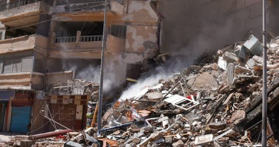 انشطار نصفى لعقار من 13 طابقا على غرار سابقه في الأزاريطة بالإسكندرية.. المحافظ: الدفع بـ 10 سيارات إسعاف وجار البحث عن أحياء تحت الأنقاض.. الطابق الأخير صادر له قرار إزالة.. وتسجيل إصابة واحدة فقط حتى الآن