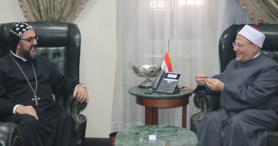 المفتي يستقبل كاهن الكنيسة السريانية الأرثوذكسية في مصر للتهنئة بعيد الأضحى