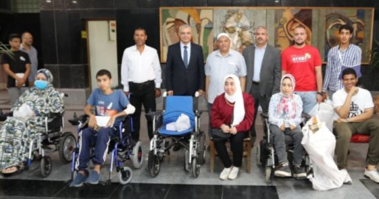 رئيس جامعة الزقازيق يسلم كراسى متحركة وأطرافا صناعية لأبنائه من ذوى الهمم