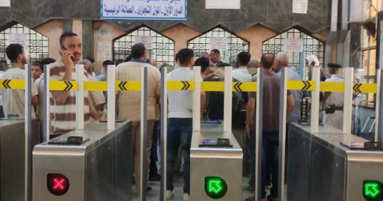 زحام على منافذ حجز تذاكر القطارات بمحطة مصر برمسيس.. صور