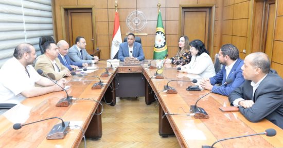 محافظ الدقهلية يجتمع بممثلي هيئة الاستثمار بميت غمر.. اعرف التفاصيل