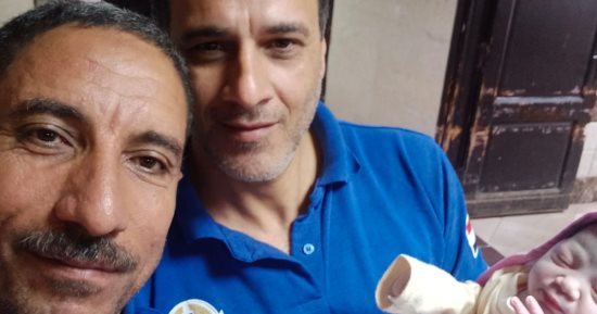 مسعف وسائق يساعدان سيدة على الولادة داخل سيارة الإسعاف ببنى سويف