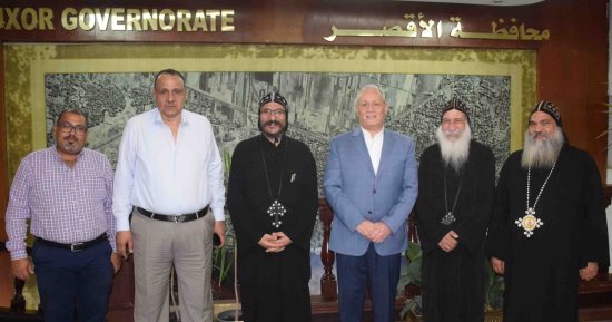 محافظ الأقصر يستقبل قيادات الكنيسة للتهنئة بعيد الأضحى المبارك.. صور