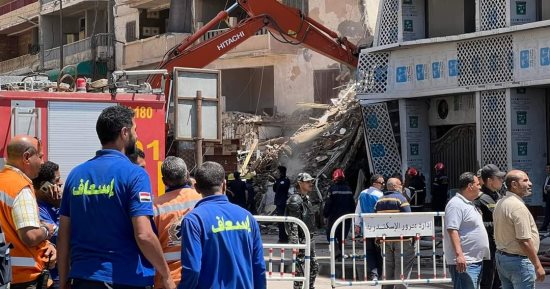 "القاهرة الإخبارية" تسلط الضوء على عقار الإسكندرية المنهار.. القناة تنقل لقطات من موقع العقار فى سيدي بشر .. وزارة التضامن: تقديم كل الخدمات الصحية والمساعدات للسكان.. و"الصحة": الدفع بـ12 سيارة إسعاف.. فيديو