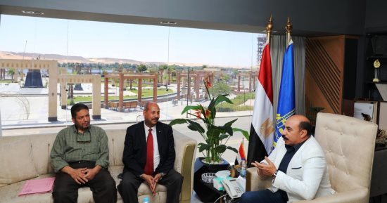 محافظ أسوان يلتقى وفد وزارة التربية والتعليم للارتقاء بـ25 مدرسة
