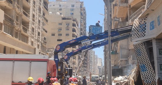 انتشال أول جثة لشاب أسفل عقار سيدى بشر المنهار فى الإسكندرية 