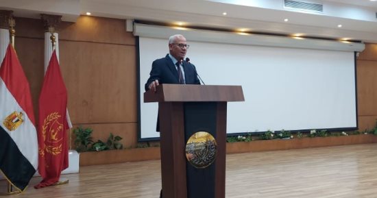 محافظ بورسعيد يهنئ عاملات النظافة وموظفى الأمن بالديوان العام بعيد الأضحى