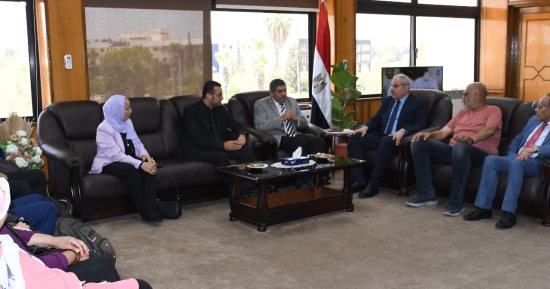 رئيس جامعة القناة يستقبل مدير مركز الاختبارات الإلكترونية بوزارة التعليم العالى