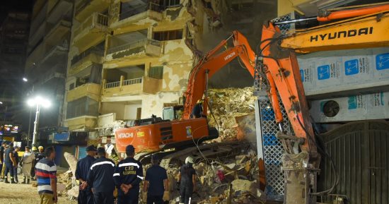 الإسكندرية تواصل رفع الأنقاض ليلا لعقار سيدى بشر المنهار.. المحافظ: خروج المصابين الـ4 بعد تحسن حالتهم وتوجد حالة وفاة واحدة حتى الآن.. تلقينا 8 بلاغات عن مفقودين.. وصرف 50 ألف جنيه لأسرة المتوفى.. صور