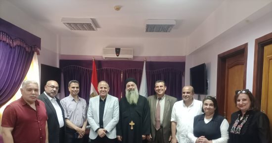 العاملون بتعليم كفر الشيخ من الأقباط ووفد كنسى يوزعون الحلوى بمناسبة عيد الأضحى