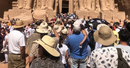 السياحة فى أسوان قبل 30 يونيو "لم يحضر أحد".. المعابد والمواقع السياحية خلت من الزائرين.. وأصحاب الحرف والمهن توقفوا عن العمل.. وبعد الثورة انتظمت وعادت الأفواج.. ورئيس غرفة الشركات: الأمن والأمان الأساس.. صور
