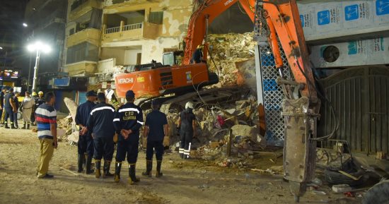 استمرار البحث عن ناجين تحت أنقاض عقار سيدي بشر.. ومحافظ الإسكندرية يتابع أعمال البحث.. صور