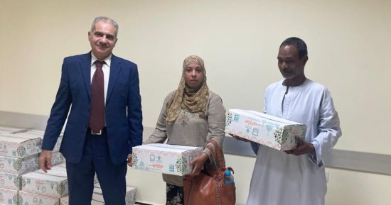 "حياة كريمة" تهدى العاملين فى جامعة أسوان 120 كرتونة مساعدات