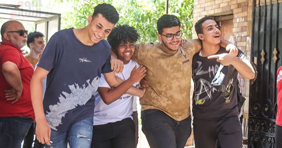 طلاب الثانوية العامة يؤكدون على سهولة امتحان الفيزياء والتاريخ