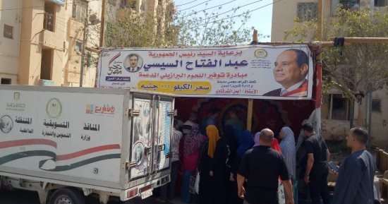 إقبال كبير من المواطنين على منفذ بيع اللحوم البرازيلي بأشمون