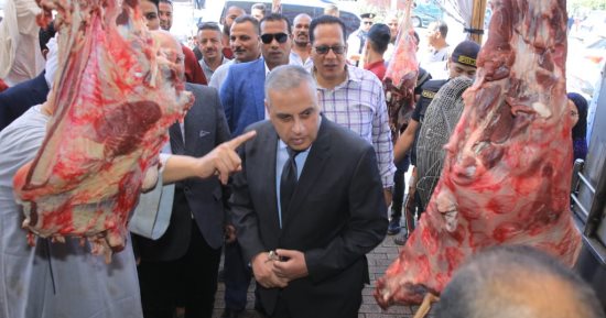 محافظ سوهاج يتفقد عددا من محلات الجزارة ويشدد على عدم رفع الأسعار 