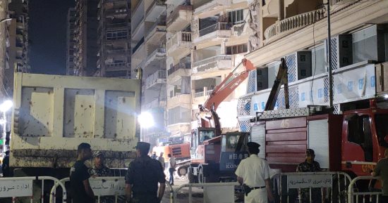 انتشال ثاني جثة من أسفل عقار سيدى بشر المنهار فى الإسكندرية