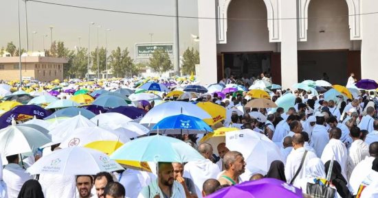 المظلات الشمسية .. توفر الوقاية للحجاج في مشعر عرفات