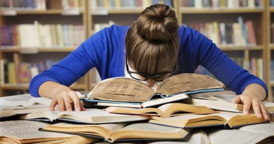 عشان تقدر تركز طول الوقت.. حيل للتخلص من الشعور بالملل أثناء المذاكرة