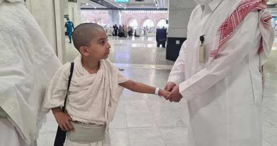أساور معصم اليد للزائر الصغير.. السعودية تحتفى بأطفال الحج.. صور