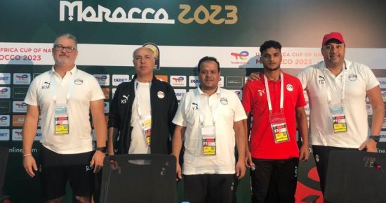المنتخب الأوليمبى بالأحمر والأسود ومالى بالزى الأبيض فى مباراة كأس أفريقيا