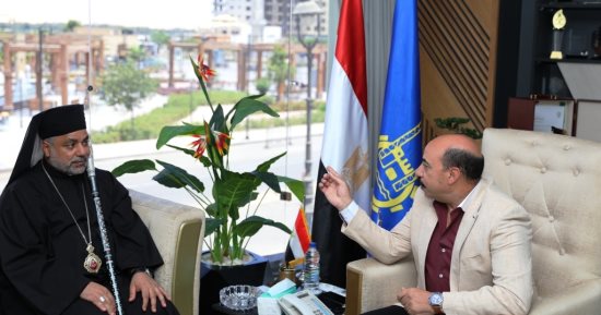 وفد من الكنيسة الكاثوليكية يهنئ محافظ أسوان بمناسبة حلول عيد الأضحى