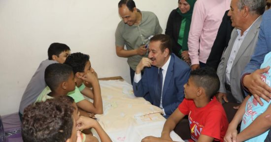 محافظ المنوفية يزور مؤسسات تربية البنات والبنين ويوزع عيدية وهدايا العيد.. صور