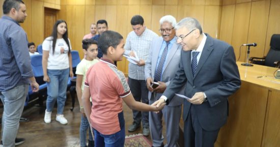 محافظ المنيا يوزع هدايا عيد الأضحى على أطفال مؤسسات وجمعيات دور الرعاية