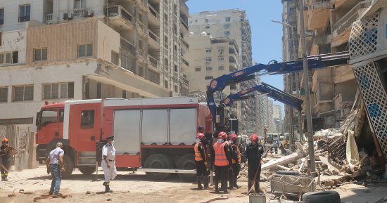  انتشال الجثة الثالثة من أسفل عقار سيدى بشر المنهار فى الإسكندرية